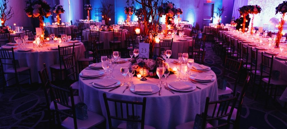 decorated-wedding-hall-with-candles-round-tables-centerpieces(1)