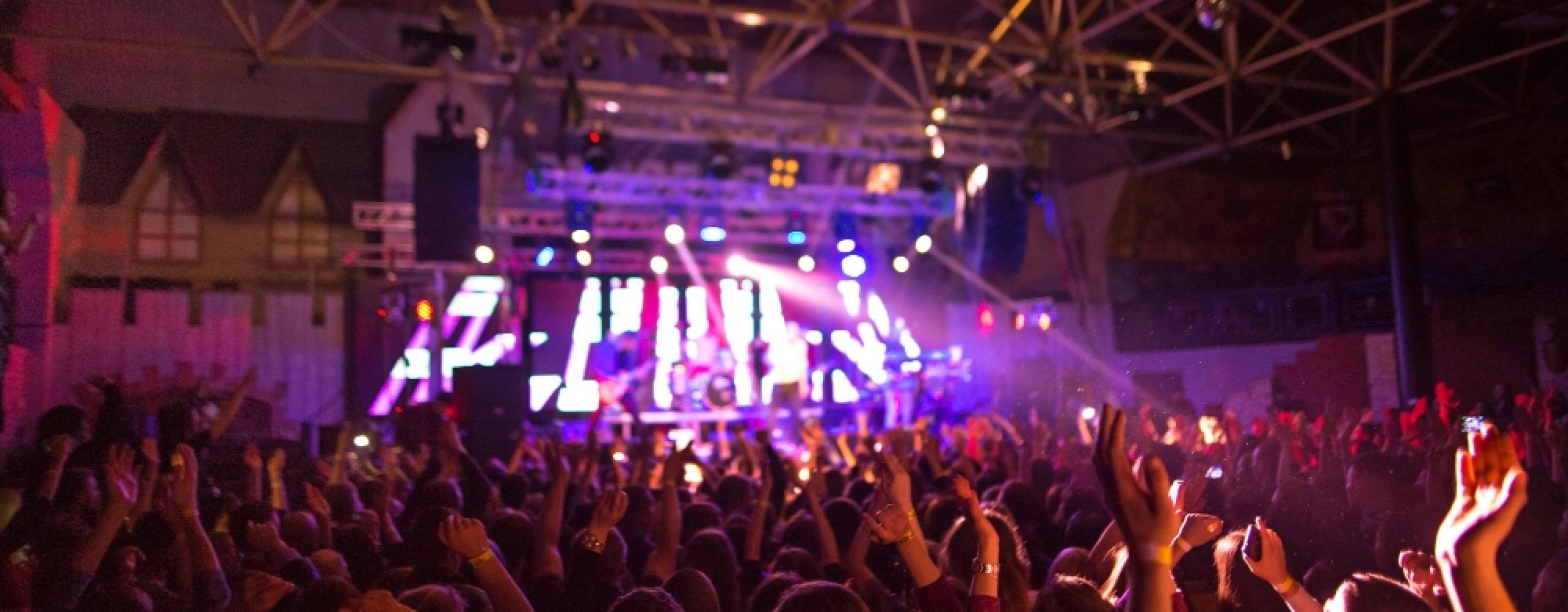 silhouettes-concert-crowd-front-bright-stage-lights-concert-abstract-rock-band