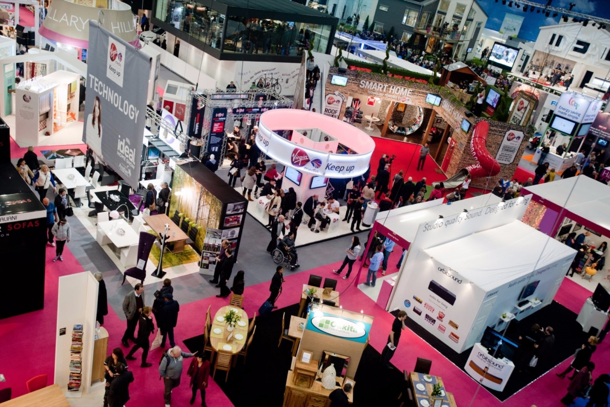 20151110164110-trade-show-event-convention-people-work