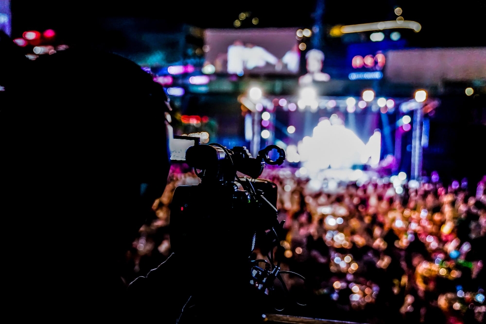silhouette-videographer-had-been-recorded-blurred-bokeh-countdown-concert-bangkok-thailand(1)