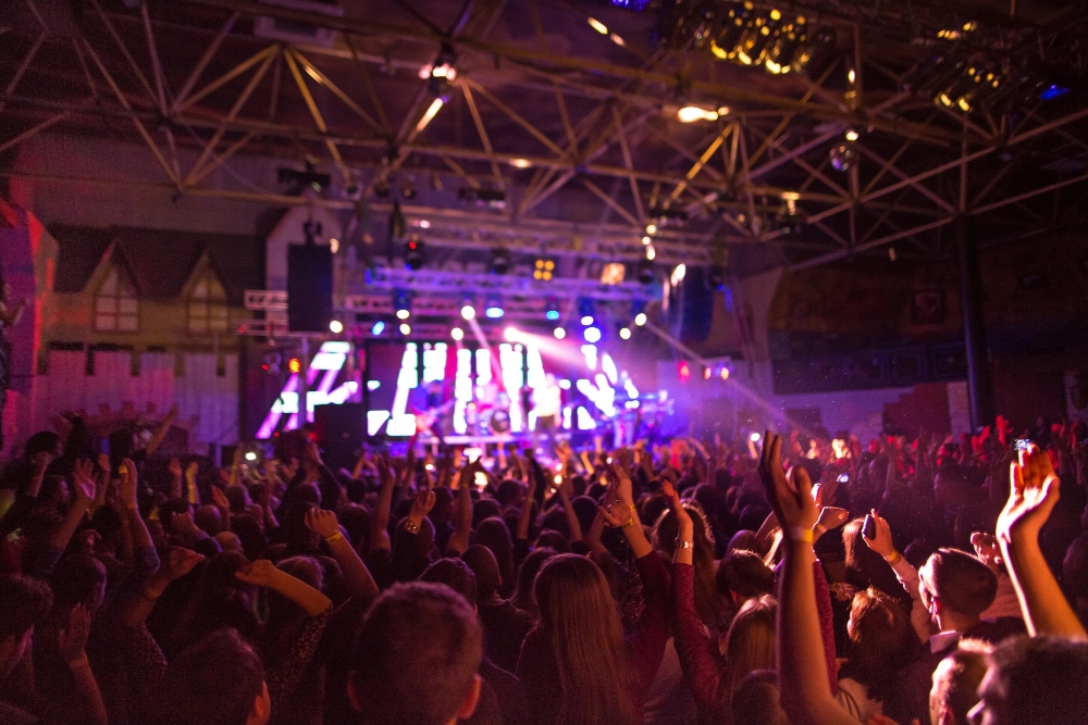 silhouettes-concert-crowd-front-bright-stage-lights-concert-abstract-rock-band
